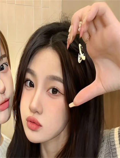 《孤独女孩日记》影视作品全面当代解析：剧情深度剖析与艺术价值探讨